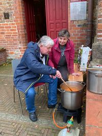 Suppe kochen beim Taize-Gottesdienst