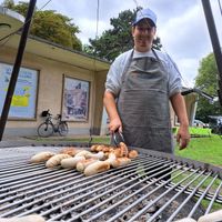 Tim beim Bratwurst grillen